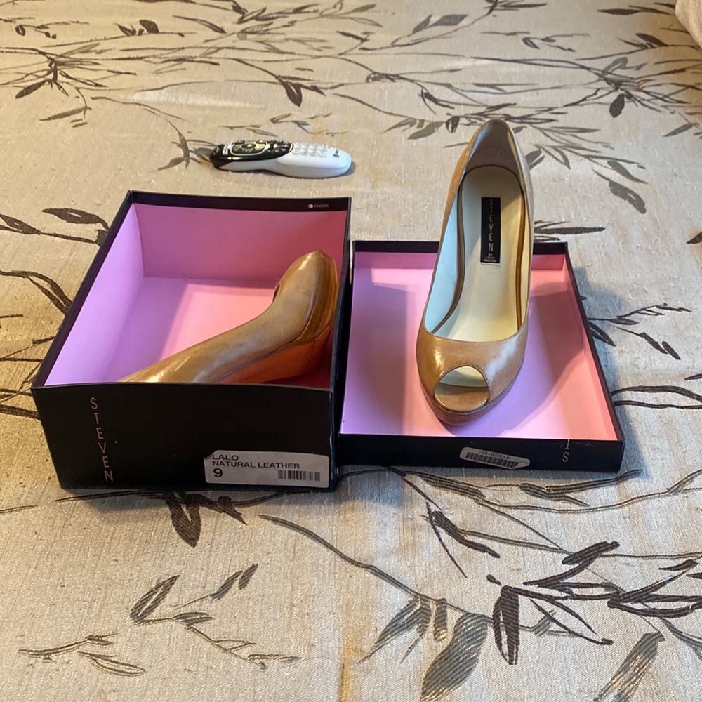 Steve madden natural leather size 9